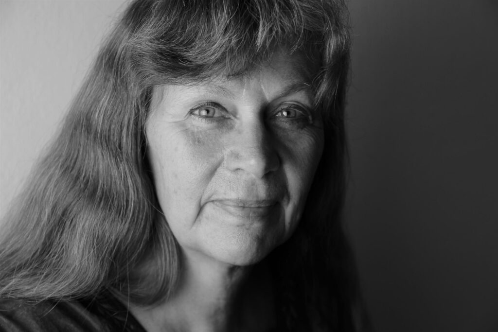 Frau mit langen Haaren in Schwarz-Weiß-Porträt