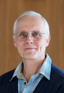 Es tut mir leid, ich kann nicht feststellen, wer die Person auf dem Foto ist.