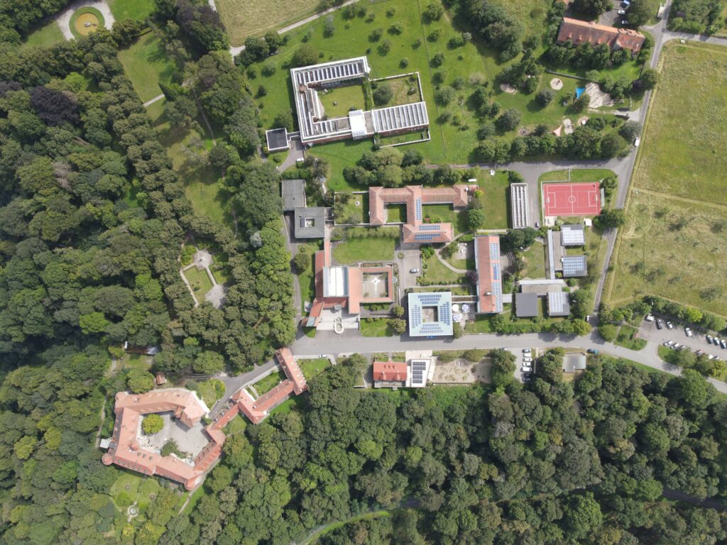 Luftaufnahme eines großen Gebäudekomplexes im Grünen