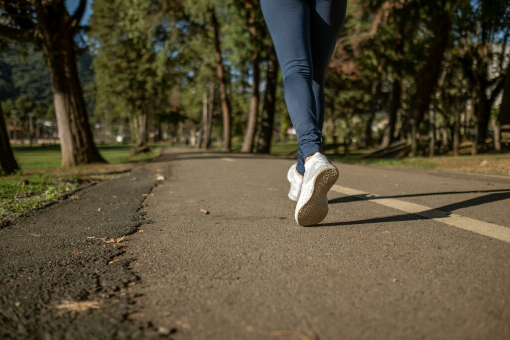 Eine Person joggt auf einer Straße.