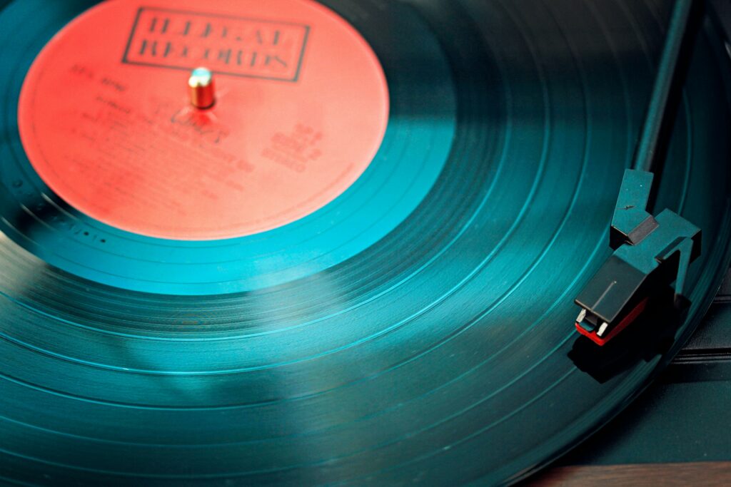 Plattenspieler Nadel auf Vinyl-Schallplatte mit rotem Label