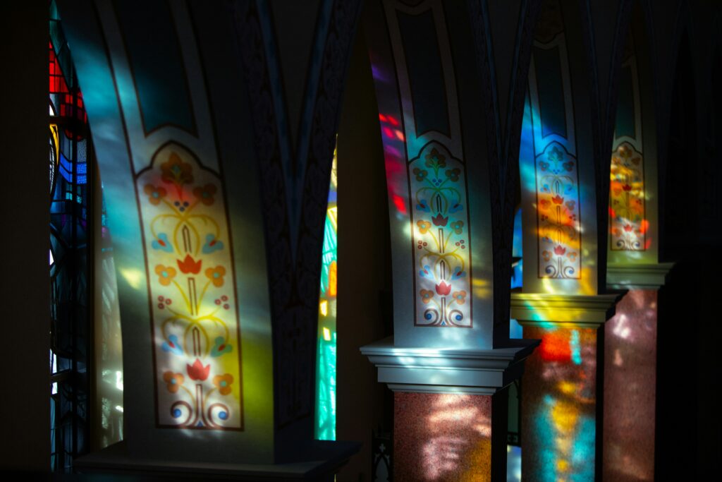 Bunte Kirchenfenster mit Lichteffekten in Kathedrale