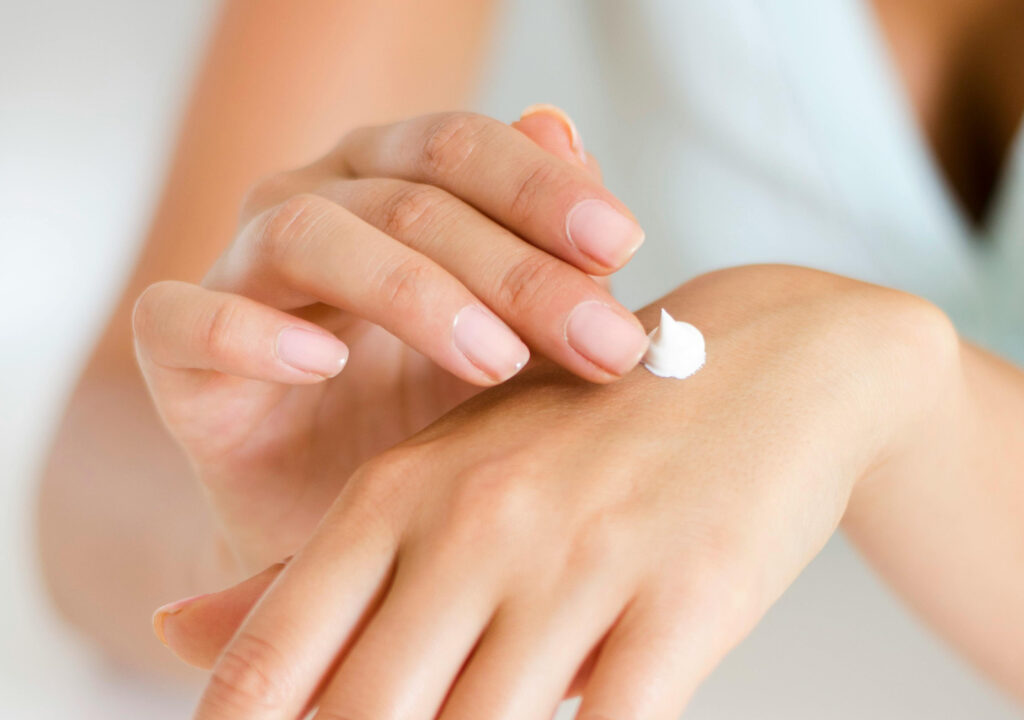 Handcreme auf Frauenhänden