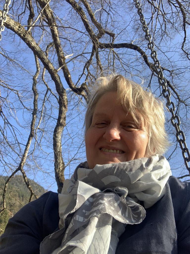 Eine Frau lächelt im Sonnenschein im Freien