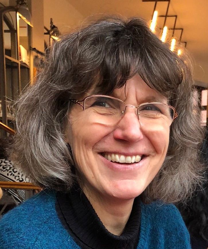 Lächelnde Frau in einem Café beim Tageslicht