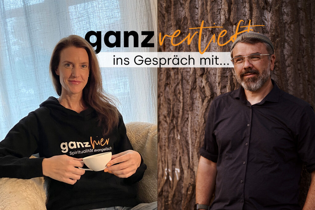 Geteiltes Bild: Links sitzt eine Frau mit einer Tasse in der Hand und trägt einen Kapuzenpulli von Ganz hier. Auf der rechten Seite steht ein Mann lächelnd vor einem Baum. Der Text lautet ganzvertieft ins Gespräch mit...