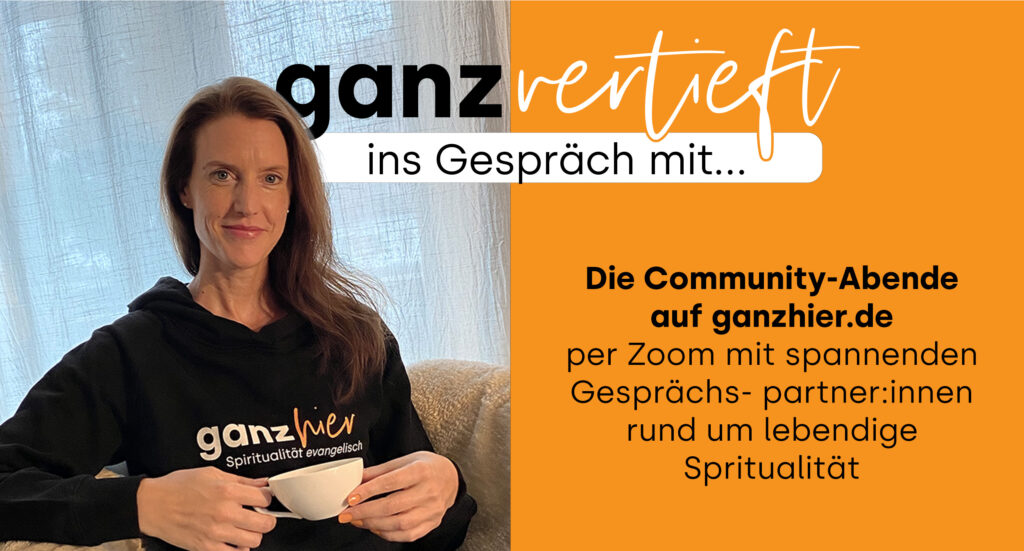 Eine Frau mit langen braunen Haaren sitzt mit einer Tasse in der Hand auf einer Couch und trägt einen schwarzen Kapuzenpulli mit der Aufschrift Ganz hier. Der Text wirbt für Online-Community-Abende über Spiritualität.
