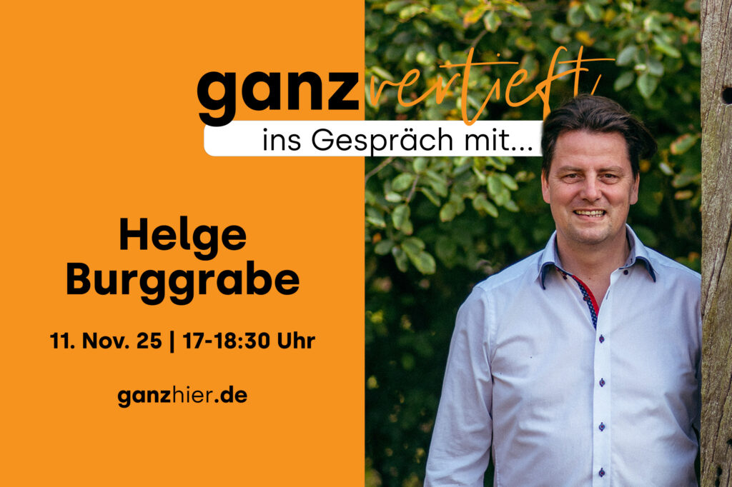 Veranstaltungsplakat mit ganzverliebt ins Gespräch mit... Helge Burggrabe, 11. Nov. 25, 17-18:30 Uhr, ganzhier.de. Ein Mann steht lächelnd an einem Baum, im Hintergrund Grünzeug.