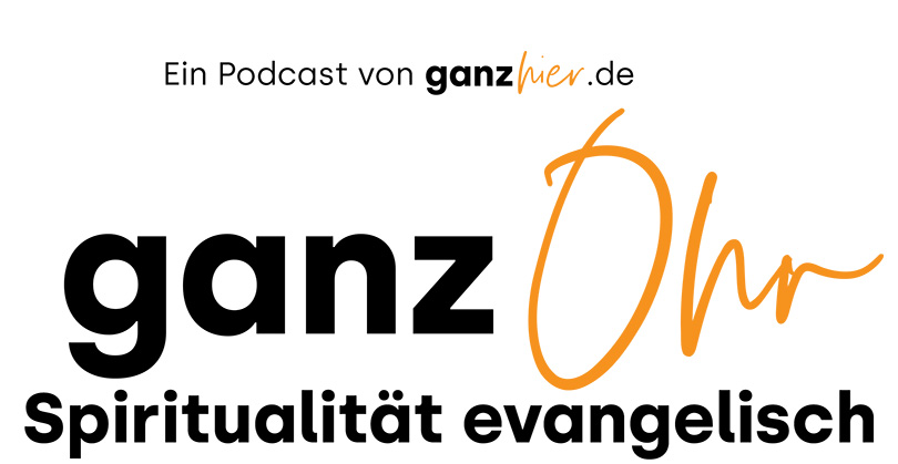Textgrafik mit Ein Podcast von ganzhier.de über den fettgedruckten Worten ganz Ohr und Spiritualität evangelisch darunter in schwarzer und oranger Schrift.