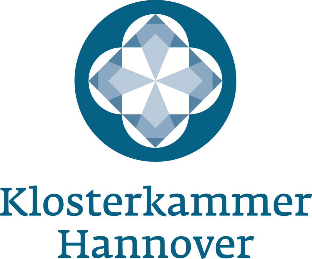 Ein blaues, kreisförmiges Logo mit einem geometrischen, kreuzartigen Motiv im Inneren, darüber der Text „Klosterkammer Hannover“ in Blau.